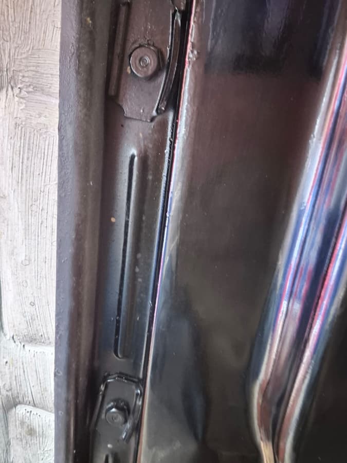 Borda do assoalho do Fusca com parafuso de fixação da carroceria na plataforma