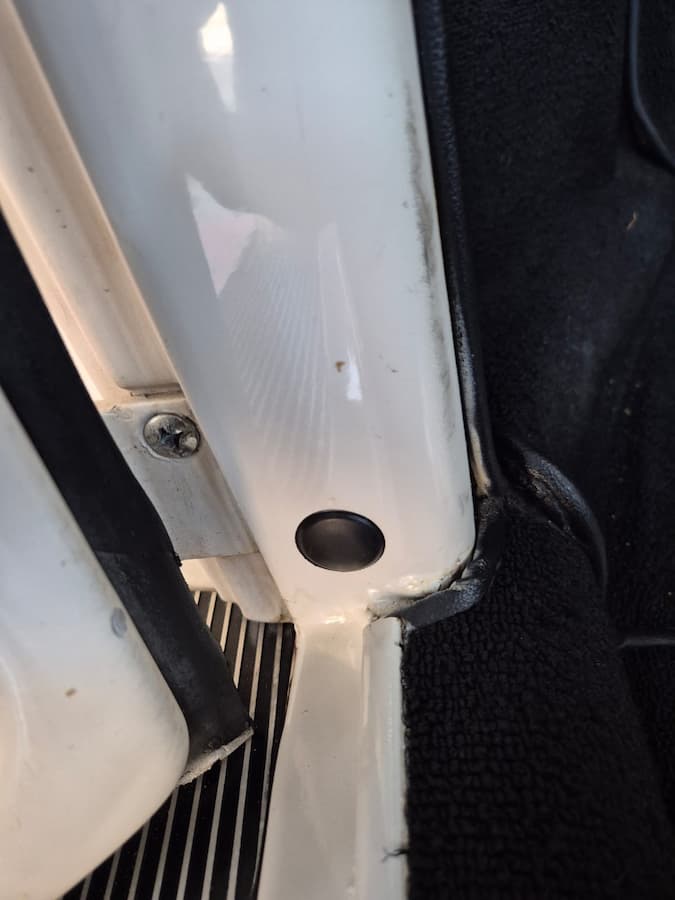 Pé de coluna de um Fusca 1985 visto por dentro, junto ao assoalho