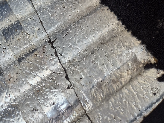 Manta asfáltica aluminizada colada sobre o assoalho do Fusca, acompanhando as nervuras da chapa